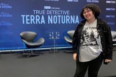 Vitória Claudino na coletiva de True Detective: Terra Noturna