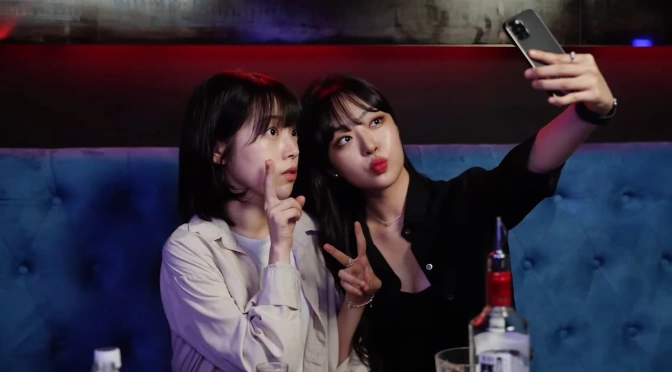 Hee-ram e Ga-in possuem personalidades completamente opostas em sala de aula, mas acabam tendo que passar por cima disso em um projeto que precisam sair como um casal / Foto: Reprodução: Youtube / @REDQ_official