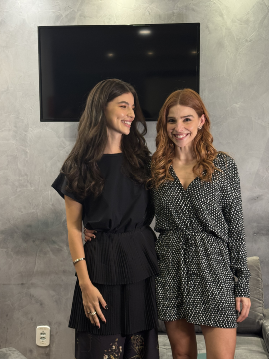 Alanis Guillen e Gabriela Medvedovsky na coletiva de imprensa da novela vertical “Loquinha”