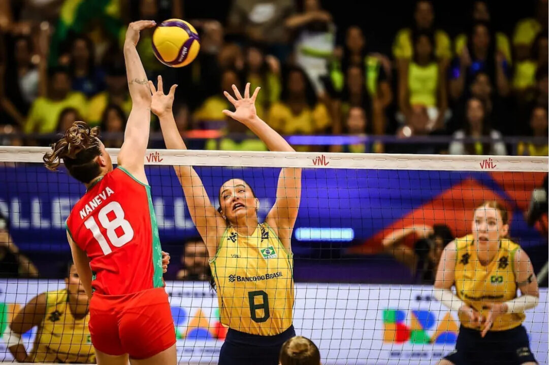 Julia Kudiess bloqueando ataque da Bulgária. (Divulgação/Volleyball Nations League)