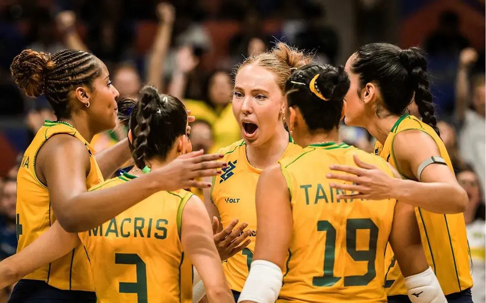 jogadoras brasileiras comemorando. (Foto: Volleyball World)