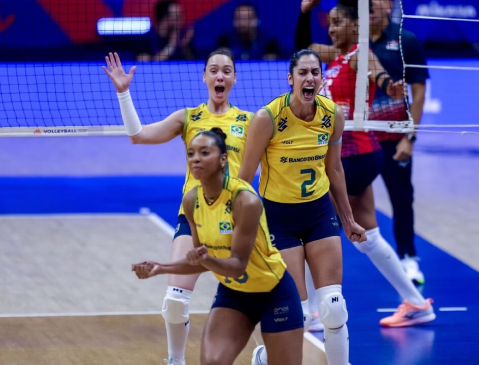 jogadoras brasileiras comemorando. (Foto: CBV/Divulgação)