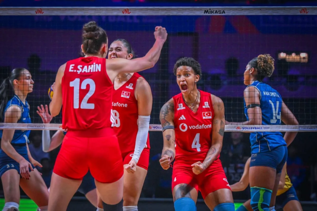 Jogadoras turcas comemorando ponto. ( Divulgação/VNL )